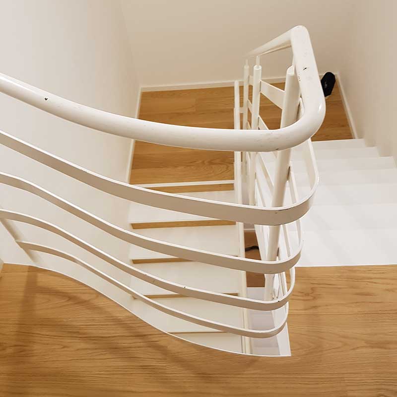 Treppenbau - Treppe weiß lackiert, Setzstufe in Landhausdiele