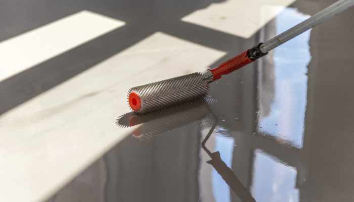 Self-leveling epoxy. Leveling with a mixture of cement floors.